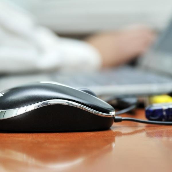 Detailaufnahme des Arbeitsplatzes des Protagonisten Sergio Suxo Mamani vom Volk der Kallawalla in seinem Büro in La Paz am Computer. Sergio hat vor seinem Mastersstudium in interkultureller Medizin Informatik studiert und arbeitet seit Anfang Januar als Programmierer und Systhembetreuer für den Fondo Indigena (Träger der Uii); © Florian Kopp